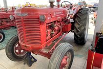 1949 International Harvestor W-9 TRACTOR - Farm Tractors & Equipment